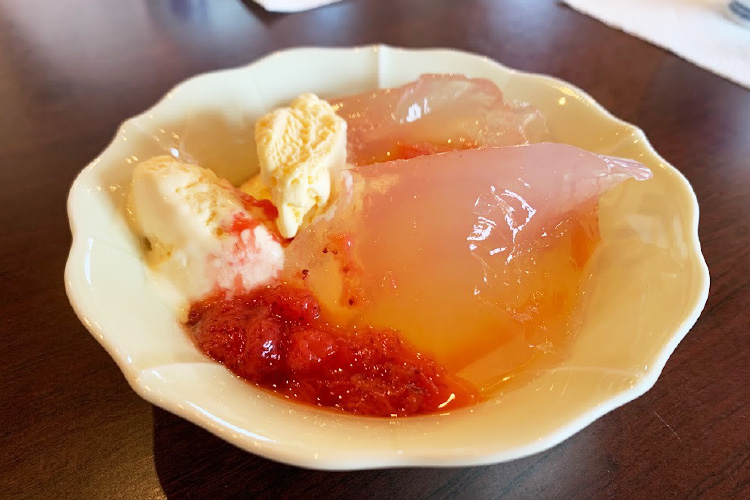 琵琶酒のゼリー、イチゴジャムとバニラアイス添え